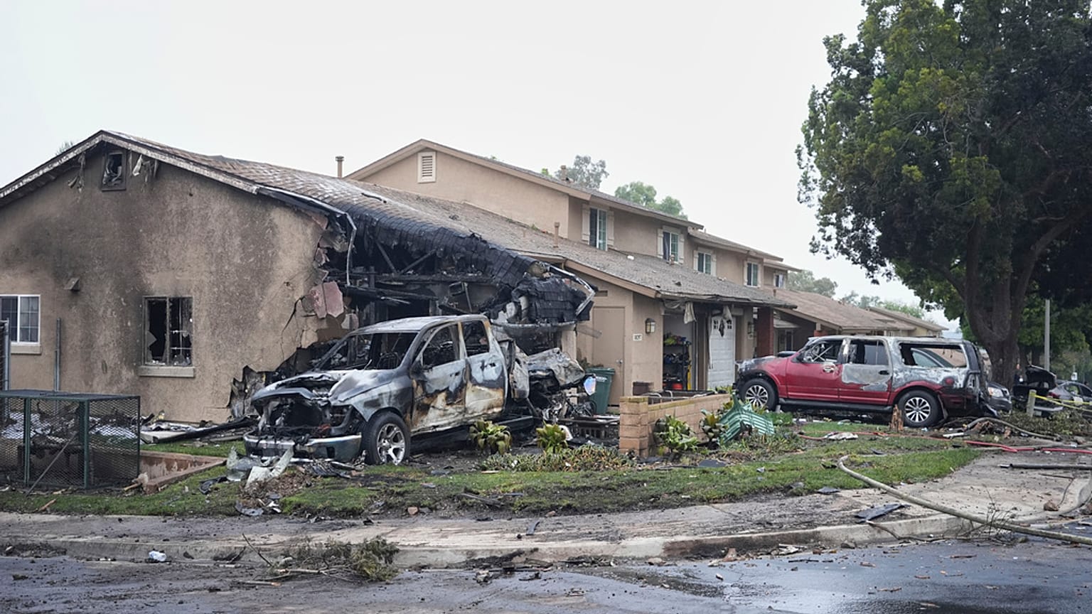 Perşembe sabahı erken saatlerde San Diego’daki bir mahalleye özel bir uçağın düşmesi sonucu birçok ev alev aldı, 22 Mayıs 2025