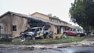 Perşembe sabahı erken saatlerde San Diego’daki bir mahalleye özel bir uçağın düşmesi sonucu birçok ev alev aldı, 22 Mayıs 2025