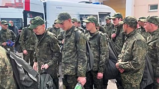Fogolycsere-megállapodás alapján elengedett orosz katonák az ukrán-belarusz határon 2025. május 6-án