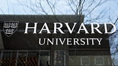DATEI - Das Logo der Harvard-Universität prangt am Dienstag, 15. April 2025, in Cambridge, Massachusetts, auf einem Gebäude der Schule.