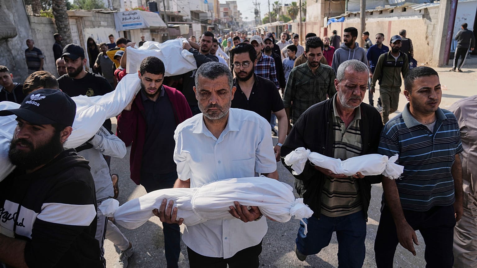 فلسطينيون يحملون جثث أقاربهم، بينهم أطفال، الذين قُتلوا في غارة جوية للجيش الإسرائيلي على دير البلح، غزة، الأربعاء، 21 مايو 2025. 