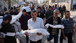 فلسطينيون يحملون جثث أقاربهم، بينهم أطفال، الذين قُتلوا في غارة جوية للجيش الإسرائيلي على دير البلح، غزة، الأربعاء، 21 مايو 2025. 