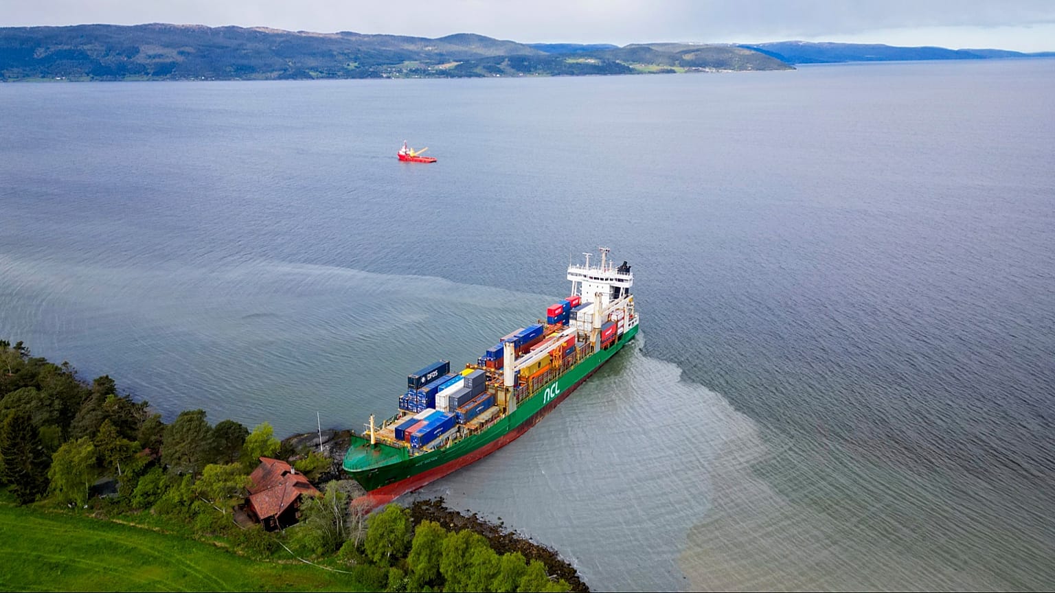 Ein 135 Meter langes Schiff in Norwegen hat versehentlich im Vorgarten eines Norwegers geparkt. 22. Mai 2025.