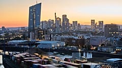 Container stapeln sich in einem Frachtterminal in Frankfurt, Deutschland, Montag, 28. April 2025.