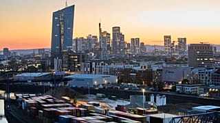 Container stapeln sich in einem Frachtterminal in Frankfurt, Deutschland, Montag, 28. April 2025.