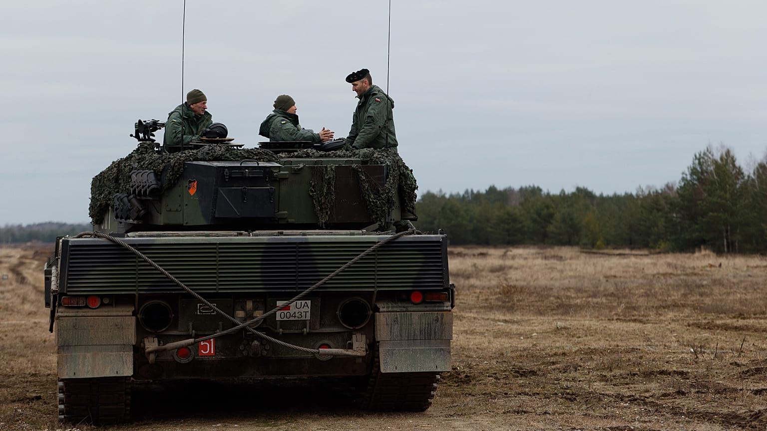 DOSYA: Ukraynalı ve Polonyalı askerler Swietoszow'daki bir askeri üs ve test alanında eğitim sırasında bir Leopard 2 tankının üzerinde otururken, 13 Şubat 2023