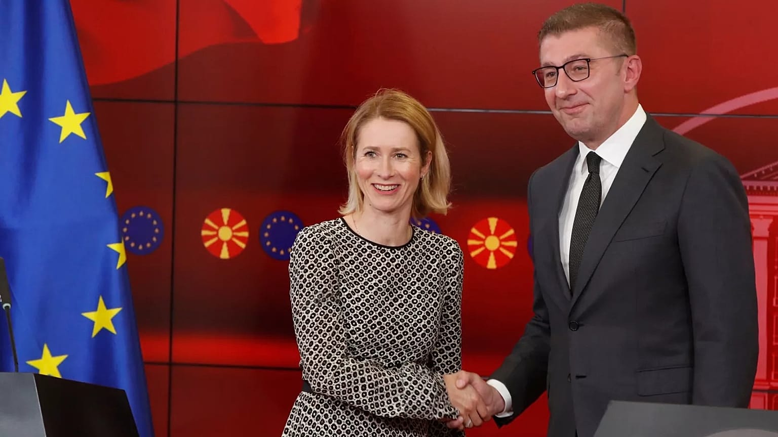 Kaja Kallas, responsable de la politique étrangère de l'Union européenne, serre la main de Hristijan Mickoski, Premier ministre de Macédoine du Nord, à Skopje, le 23 mai 2025.