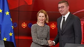 Kaja Kallas, az Európai Unió külügyi vezetője kezet fog Hristijan Mickoski észak-macedón miniszterelnökkel Szkopjéban, 2025. május 23.