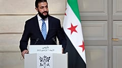 الرئيس السوري الانتقالي أحمد الشرع يتحدث خلال مؤتمر صحفي مشترك مع الرئيس الفرنسي إيمانويل ماكرون بعد اجتماع في قصر الإليزيه في باريس، الأ��بعاء، 7 مايو 2025