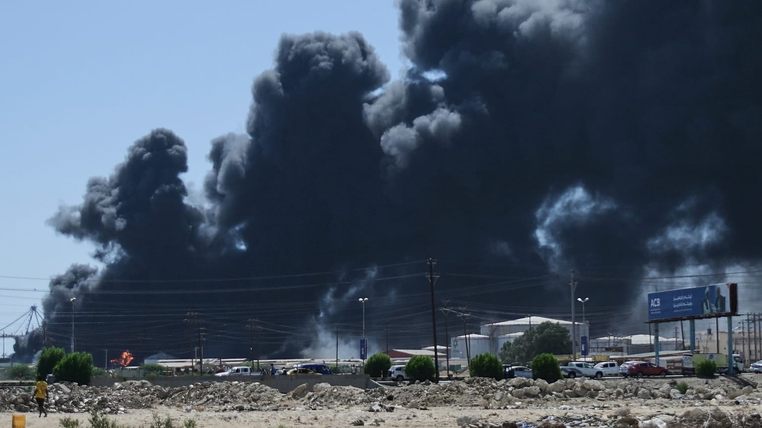 Fumo dopo un attacco di droni delle forze paramilitari di supporto rapido (RSF) a Port Sudan, in Sudan, il 6 maggio 2025.