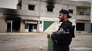 جندي من قوات الأمن السورية  في قرية السور الكبرة بالقرب من مدينة السويداء، جنوب سوريا، الخميس 1 مايو 2025.
