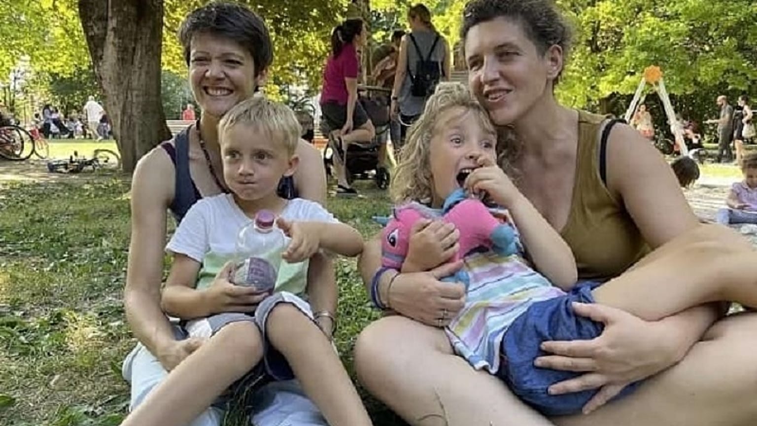 Irene Amoruso e Laura Bau' con i figli