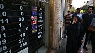 عکس تزئینی از مقابل یک صرافی ارز در تهران