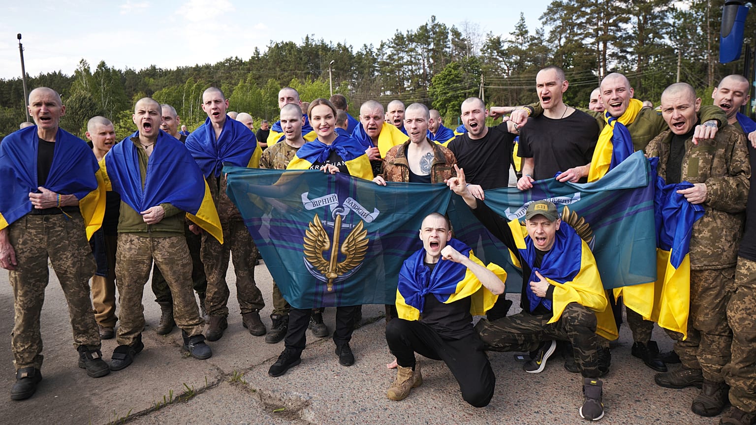 Ukrainian soldiers pose after returning from captivity during an exchange between Russia and Ukraine in the Chernyhiv region, 23 May, 2025