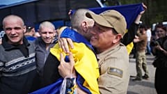 Kürzlich ausgetauschte ukrainische Kriegsgefangene umarmen sich nach einem Gefangenenaustausch, 23. Mai, 2025