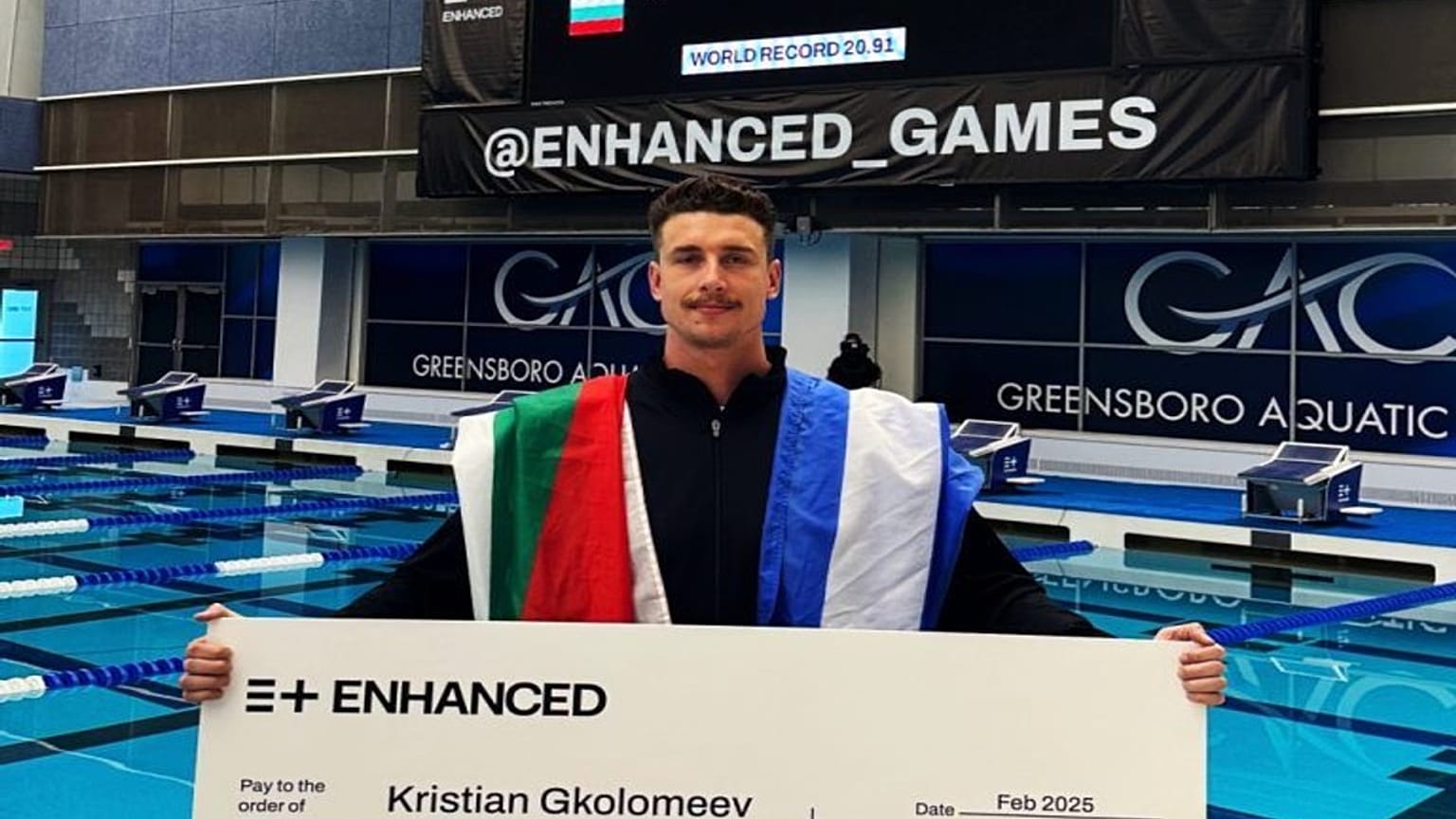 Golomeev con un cheque millonario.