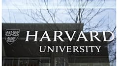 شعار جامعة هارفارد كما بدا على واجهة إحدى الكليات. 15 مايو 2025.