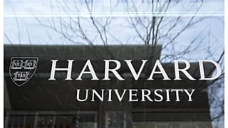 شعار جامعة هارفارد كما بدا على واجهة إحدى الكليات. 15 مايو 2025.