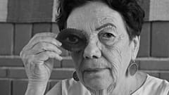 Graciela Iturbide sportretowana w swoim studio w Coyoacán w 2023 roku.