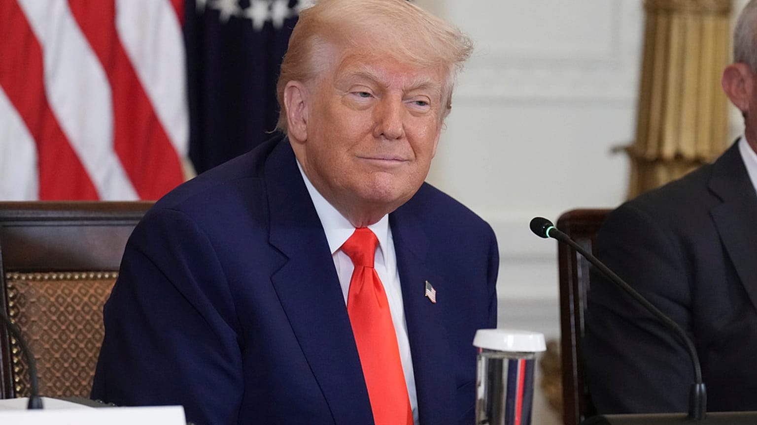 Президент Дональд Трамп присутствует на мероприятии комиссии Make America Healthy Again (MAHA) в Восточной комнате Белого дома в четверг, 22 мая 2025 года, в Вашингтоне.