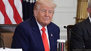 Donald Trump elnök részt vesz a Make America Healthy Again (MAHA) bizottsági rendezvényen a Fehér Ház keleti termében, 2025. május 22-én, csütörtökön Washingtonban.