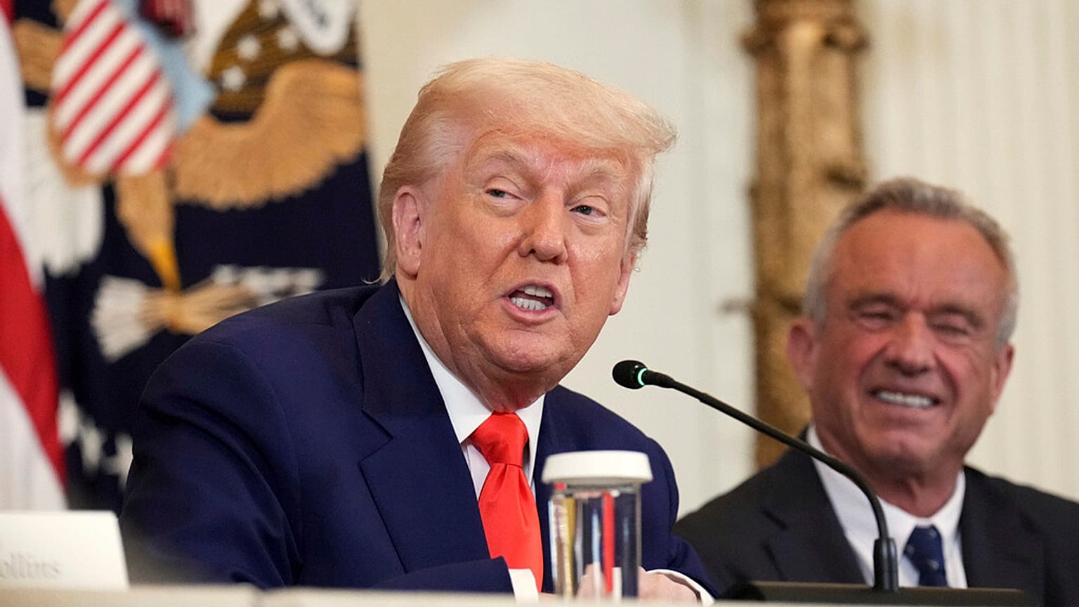 Präsident Donald Trump (links) spricht während einer „Make America Healthy Again“-Veranstaltung, während Gesundheitsminister Robert F. Kennedy Jr. zuhört.