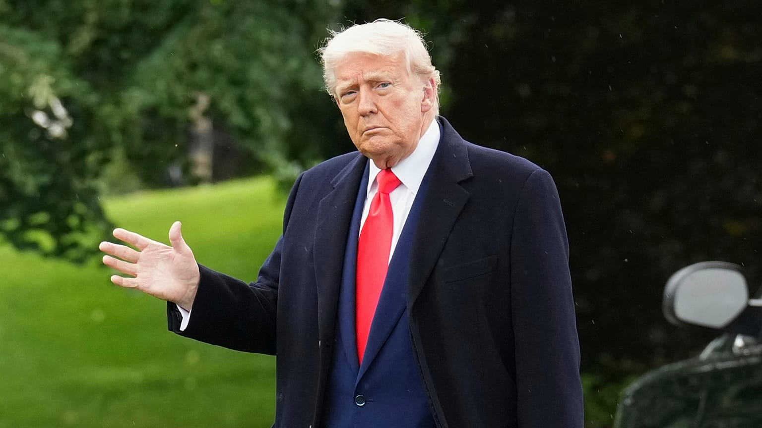  Le président Donald Trump quitte la Maison Blanche pour se rendre au Trump National Golf Club Washington DC pour un dîner sur les cryptomonnaies, le 22 mai 2025.