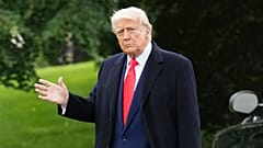  Le président Donald Trump quitte la Maison Blanche pour se rendre au Trump National Golf Club Washington DC pour un dîner sur les cryptomonnaies, le 22 mai 2025.