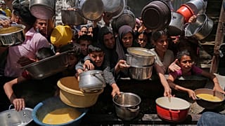 يكافح الفلسطينيون للحصول على الطعام المتبرع به في مطبخ مجتمعي في جباليا ، شمال قطاع غزة ، الاثنين 19 مايو / أيار 2025. 