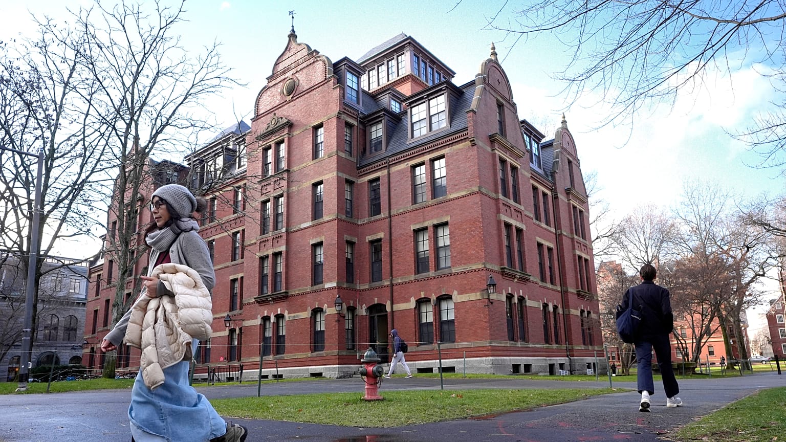 İnsanlar binalar arasında yürürken, 17 Aralık 2024, Cambridge'deki Harvard Üniversitesi kampüsünde, Mass.