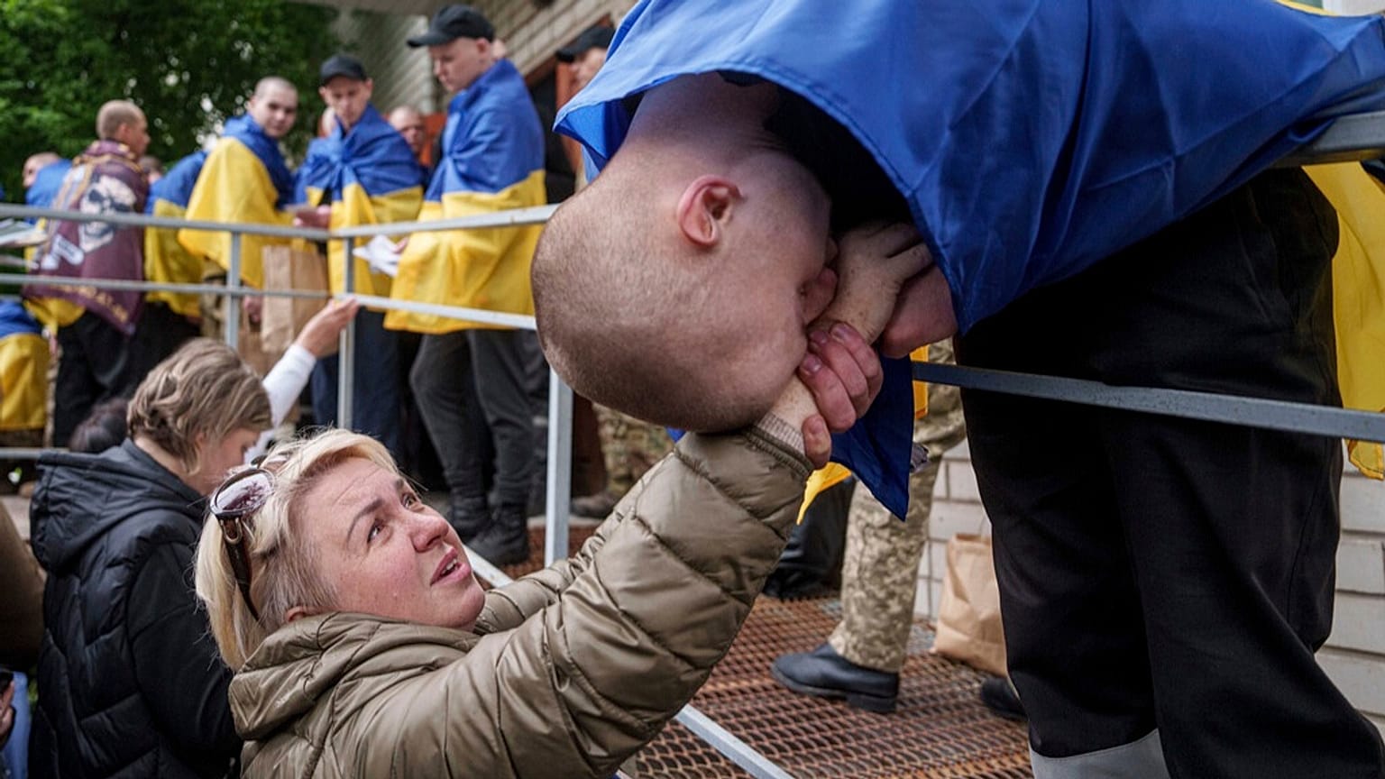 Ein ukrainischer Soldat küsst die Hand einer Frau, nachdem er bei einem Kriegsgefangenenaustausch in der Ukraine aus der Gefangenschaft zurückgekehrt ist, Dienstag, 6. Mai 2025.