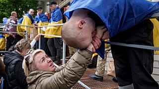 Ein ukrainischer Soldat küsst die Hand einer Frau, nachdem er bei einem Kriegsgefangenenaustausch in der Ukraine aus der Gefangenschaft zurückgekehrt ist, Dienstag, 6. Mai 2025.