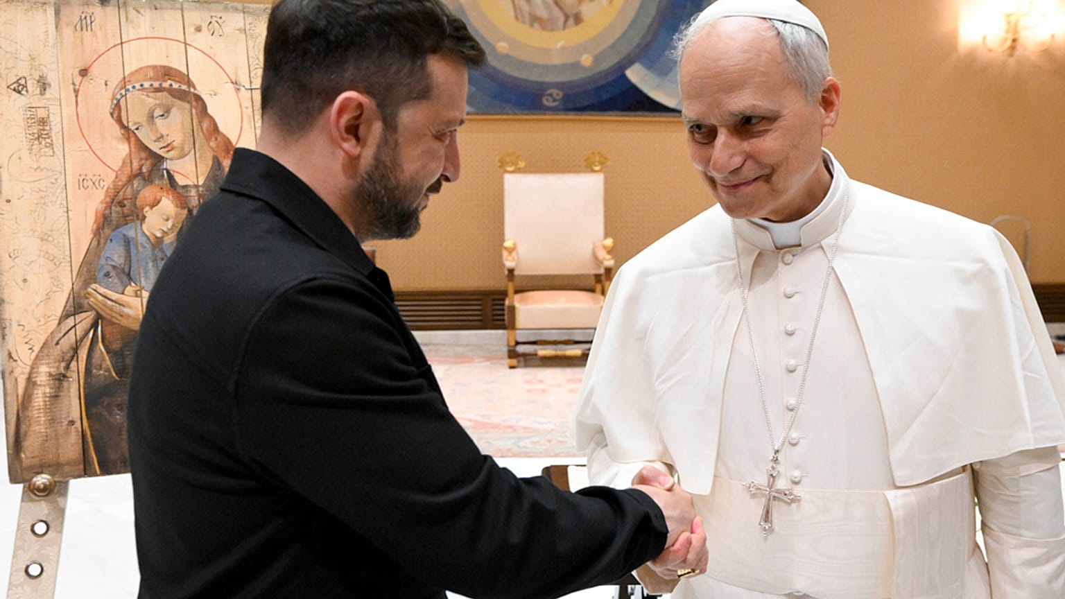 Esta imagen facilitada por Vatican Media el domingo 18 de mayo de 2025, muestra al Papa León XIV reunido con el Presidente de Ucrania Volodymyr Zelenskyy en el Vaticano. (Vatican Media vía AP)
