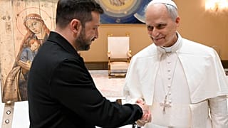 Esta imagem disponibilizada pelos meios de comunicação do Vaticano no domingo, 18 de maio de 2025, mostra o encontro do Papa Leão XIV com o Presidente da Ucrânia, Volodymyr Zelenskyy, no Vaticano. (Vatican Media via AP)
