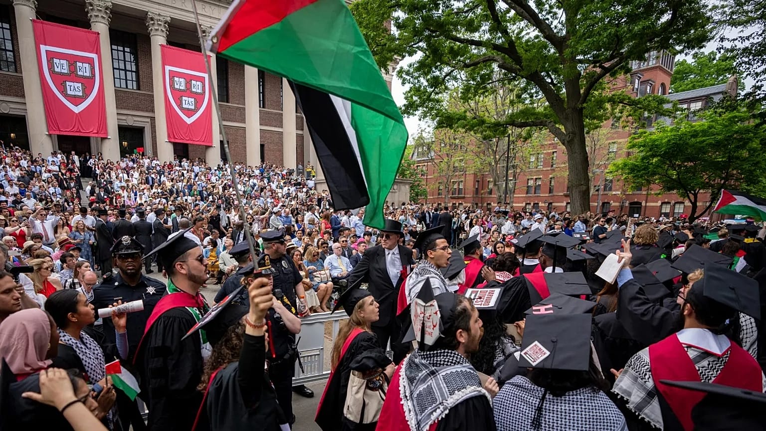 Una protesta en el campus de Harvard tras la detención de 13 estudiantes por participar en protestas propalestinas.