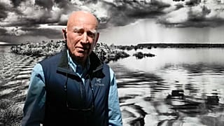 Brezilyalı fotoğrafçı Sebastião Salgado Milano'daki sergilerinden birinde poz verirken, 19 Kasım, 2023