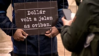 Transzparens az MKKP pénteki tüntetésén