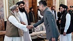 ، السفير الصيني الجديد لدى أفغانستان تشاو شنغ يصافح رئيس وزراء طالبان محمد حسن آخوند، خلال حفل التكريم في القصر الرئاسي، في كابول، أفغانستان، الأربعاء 13 سبتمبر/أيلول 2023