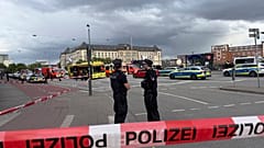Polizei in der Nähe des Tatorts einer Messerstecherei am Hamburger Hauptbahnhof, 23. Mai 2025