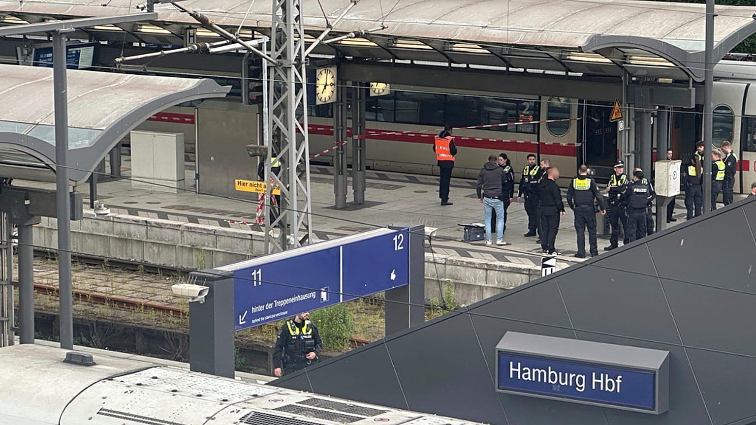 La Policía en la escena de un apuñalamiento en la Estación Central de Hamburgo en Hamburgo, Alemania, viernes, 23 de mayo de 2025.