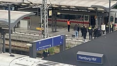La Policía en la escena de un apuñalamiento en la Estación Central de Hamburgo en Hamburgo, Alemania, viernes, 23 de mayo de 2025.