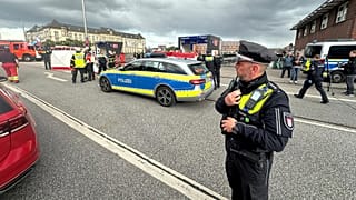 La police allemande devant la gare de Hambourg. 