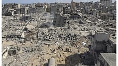 فلسطينيون يسيرون بين الركام في محيط مستشفى الشفاء بغزة. 1 أبريل 2024