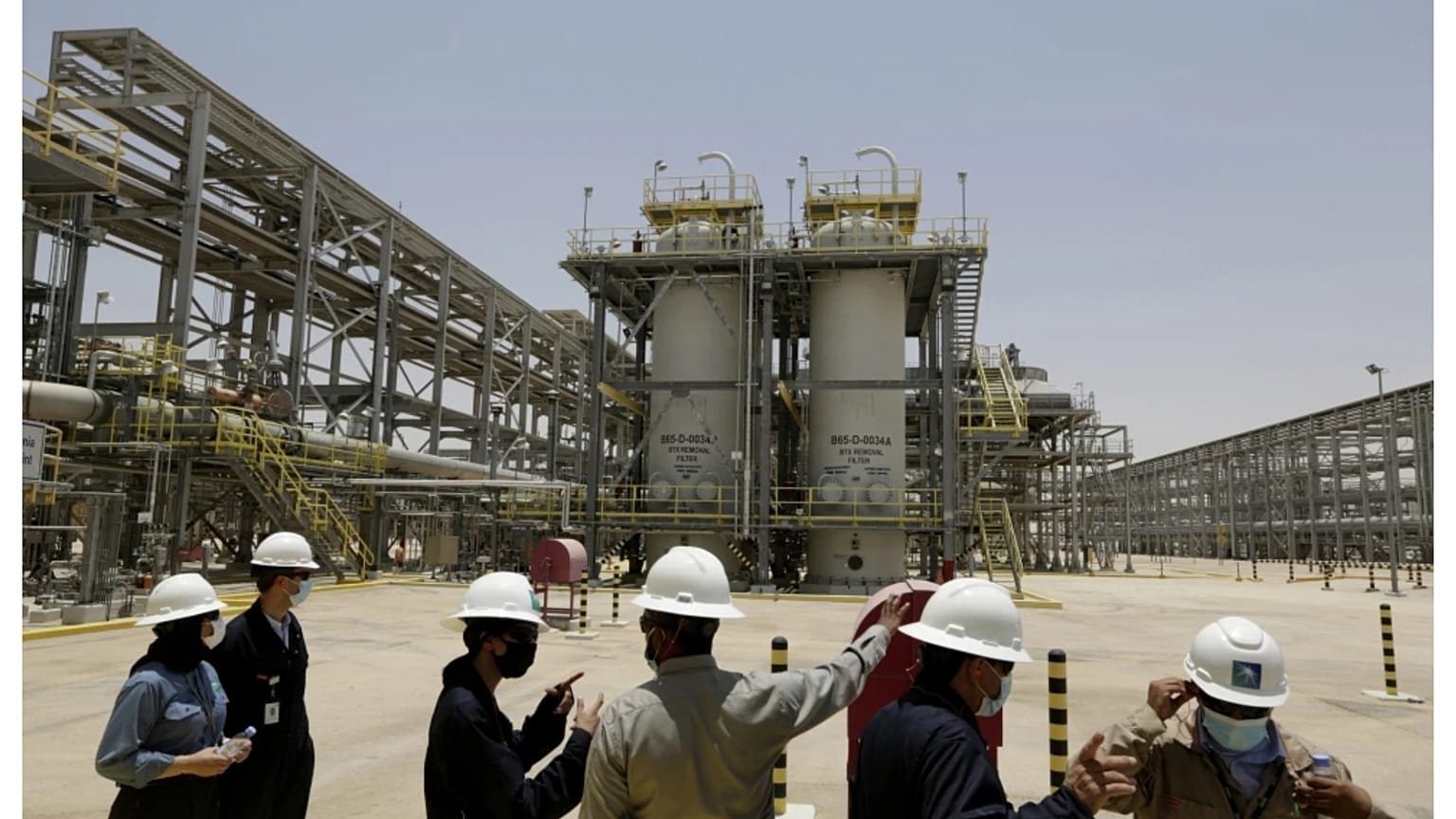 مهندسون من آرامكو وصحفيون في منشأة للغاز المسال في المملكة العربية السعودية. 28 يونيو 2021