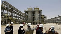 مهندسون من آرامكو وصحفيون في منشأة للغاز المسال في المملكة العربية السعودية. 28 يونيو 2021