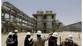 مهندسون من آرامكو وصحفيون في منشأة للغاز المسال في المملكة العربية السعودية. 28 يونيو 2021