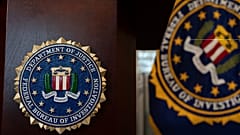 Portland'daki bir basın toplantısı öncesinde sergilenen FBI logosu, 16 Ocak, 2025
