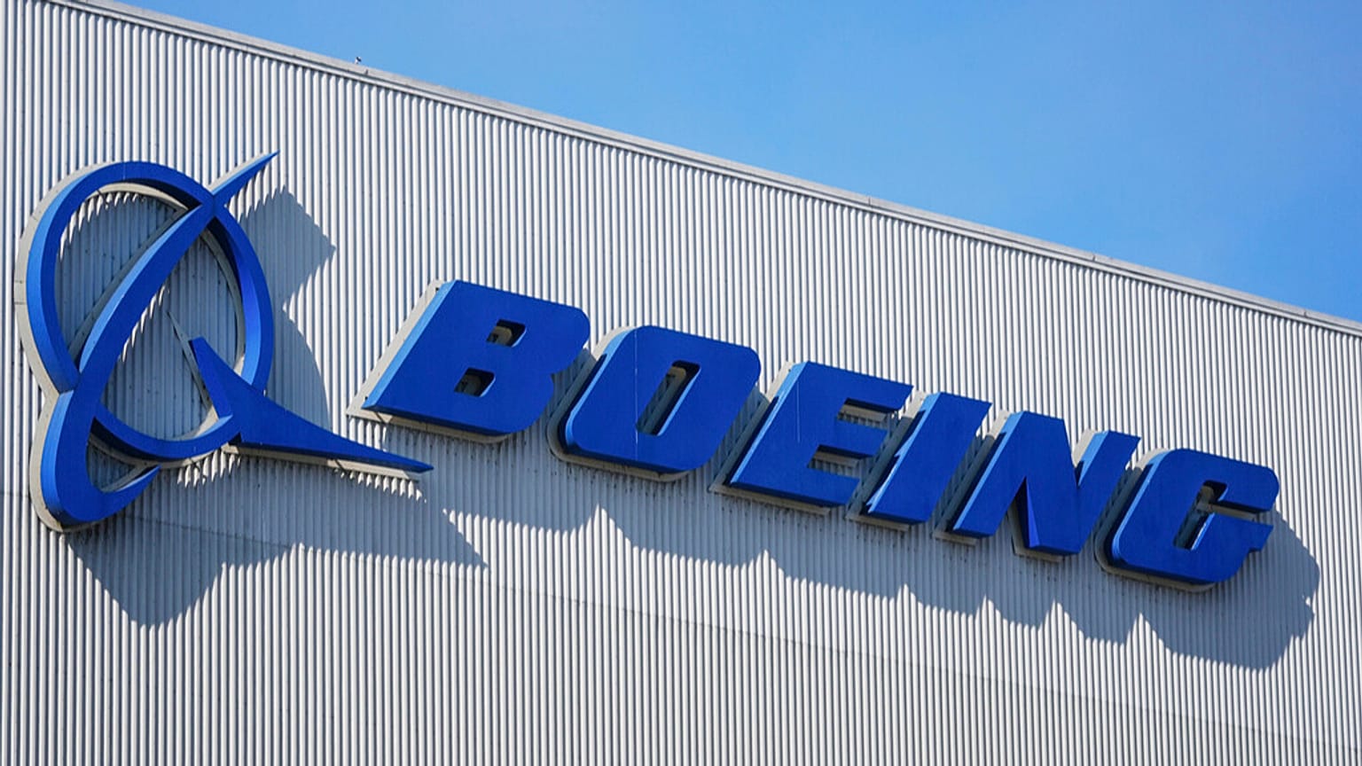 Le logo Boeing est affiché dans l'usine de la société, le 24 septembre 2024, à Renton, Wash.