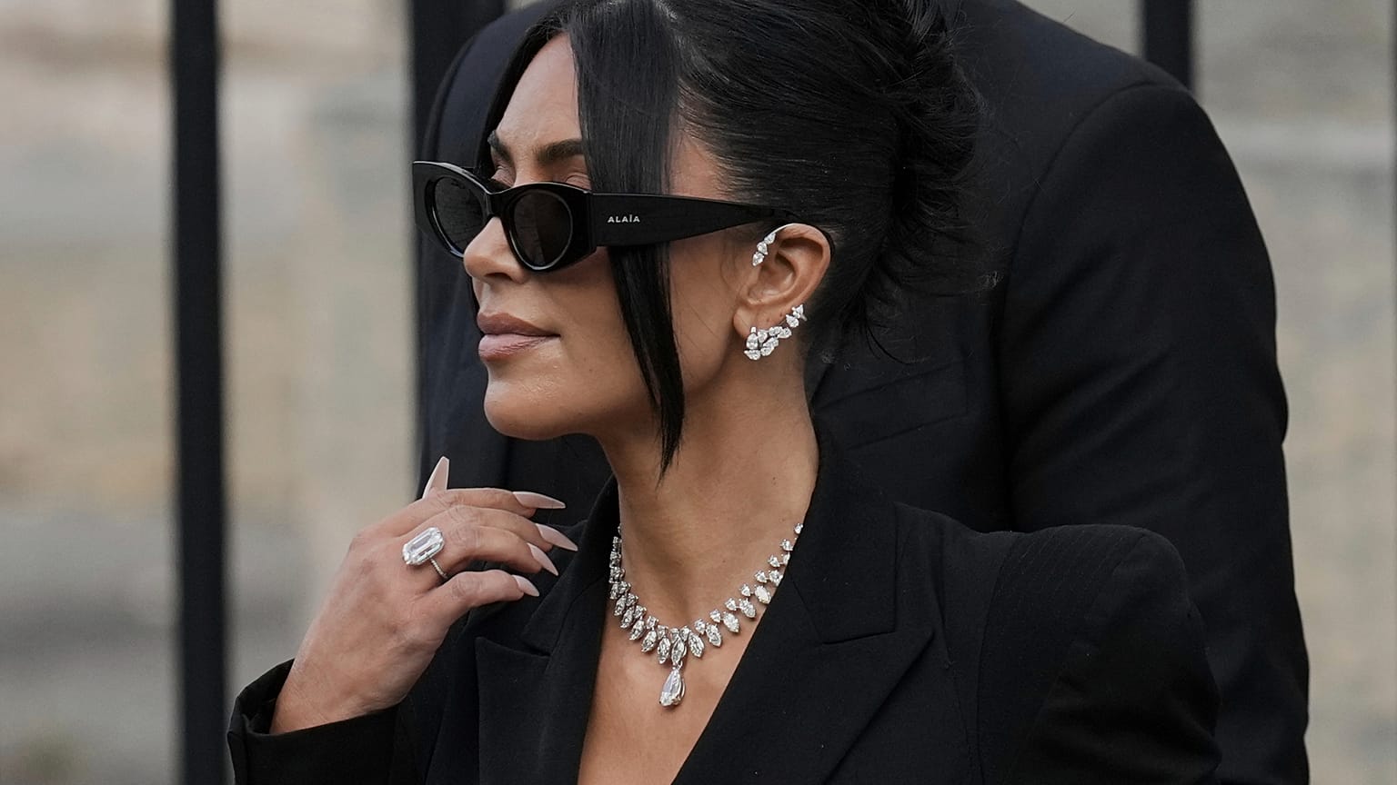 Η Kim Kardashian φεύγει από το παλάτι της δικαιοσύνης μετά την κατάθεσή της, σχετικά με μια ένοπλη ληστεία το 2016, στο Παρίσι, Τρίτη 13 Μαΐου 2025.