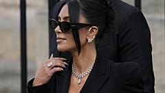 Kim Kardashian verlässt den Justizpalast, nachdem sie über einen bewaffneten Raubüberfall im Jahr 2016 ausgesagt hat, in Paris, Dienstag, 13. Mai 2025.